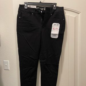 Size 10, NWT, Seven7 brand tummyless skinny jeans